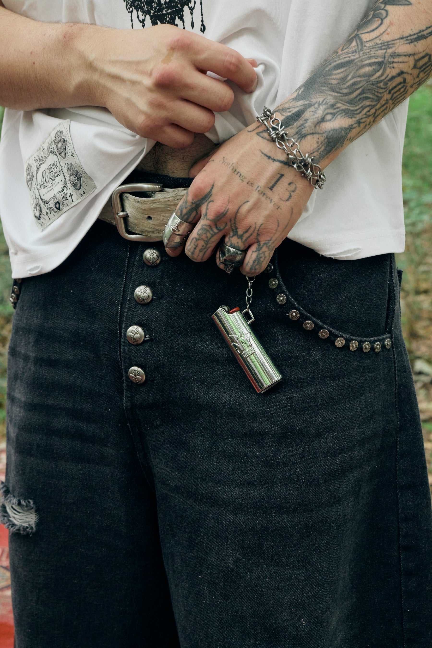 NOSTALGHIA DISTRESSED DENIM JORTS